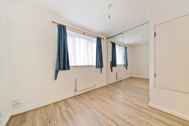 4 SWYNFORD GARDENS, Swynford Gardens, London photo 2