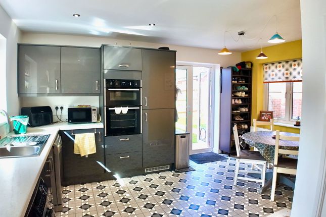 5, Birch Way, Bargoed photo 3