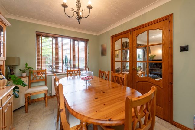 5, Lake Way, Huntingdon photo 4