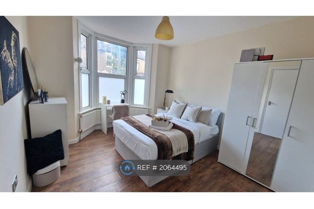 Room to rent in Holbrook Road, London