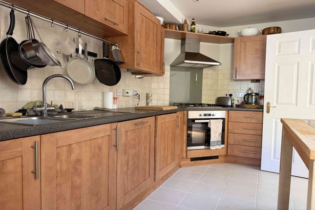 10, Dew Pond Close, Horsham photo 2