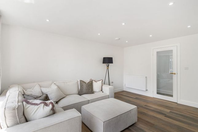 3, Azalea Close, London photo 3