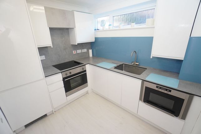 Flat 2, Kingfisher Court Queen Alexandra Road, High Wycombe photo 3