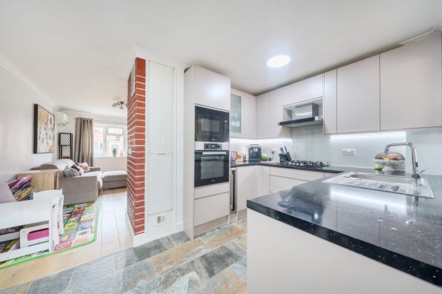 34, Firs Close, Mitcham photo 3