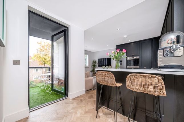 Flat for sale in Lingfield Crescent, London