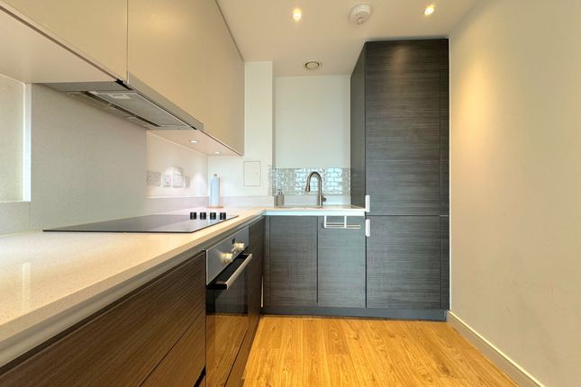 Flat 228, Pinnacle Apartments, Croydon photo 3