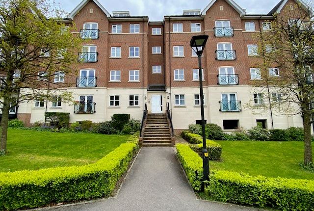 Flat to rent in Viridian Square, Aylesbury