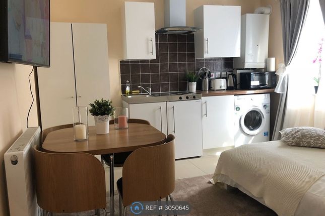 Flat, Oaklands Road, London photo 2