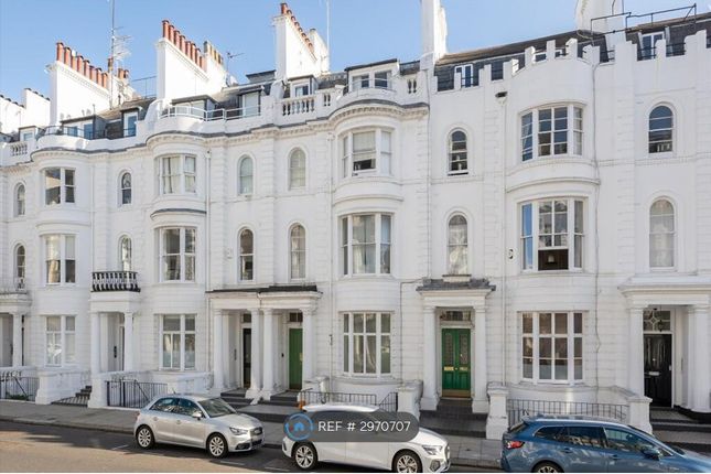 Studio flat on Gloucester Terrace, London, £2,000/mo