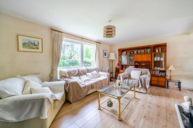 5, Holme Chase, Weybridge photo 3