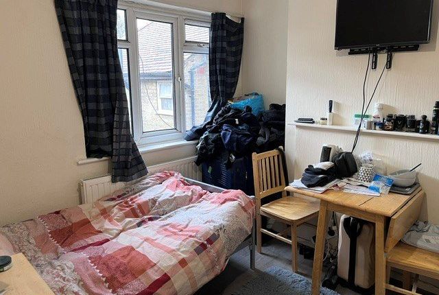 Studio house on 2@68A, Victoria Road, Ruislip Manor, £790/mo