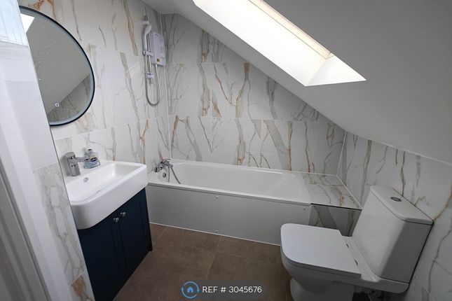 Flat, A Queens Road, New Malden photo 5
