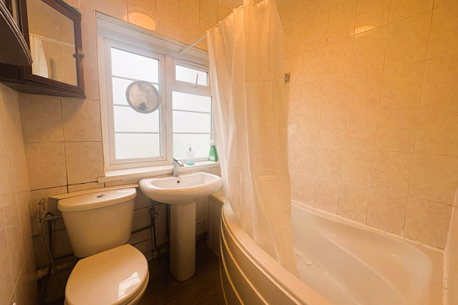 42 Southall Court, Southall photo 5