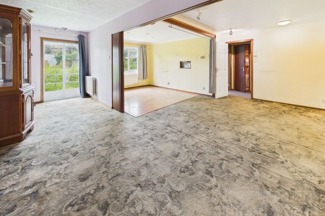 20 Blackwater Lane, Crawley photo 5