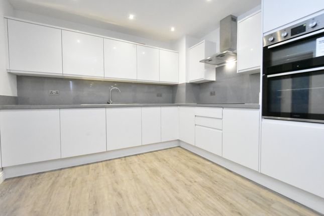 Flat to rent in Lower Addiscombe Road, Addiscombe, Croydon