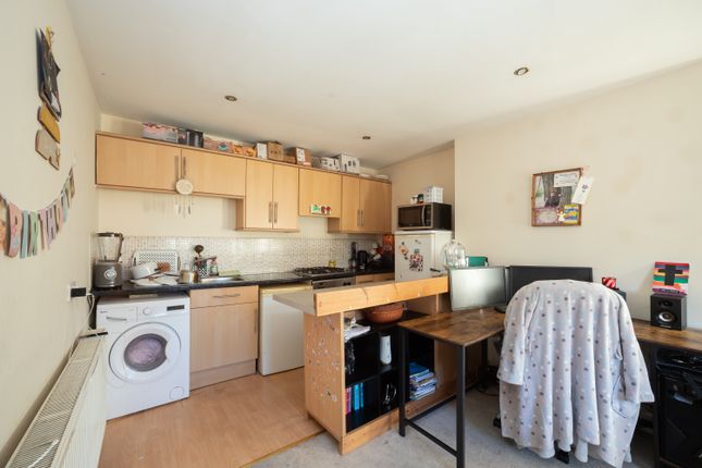 Flat 4, Batley Road, Heckmondwike photo 3