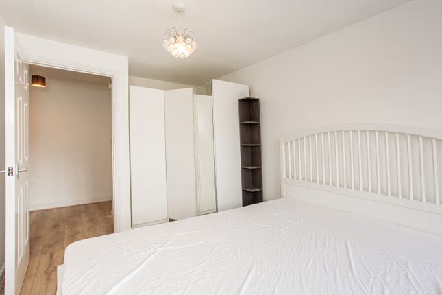 Flat to rent in Candle Street, London