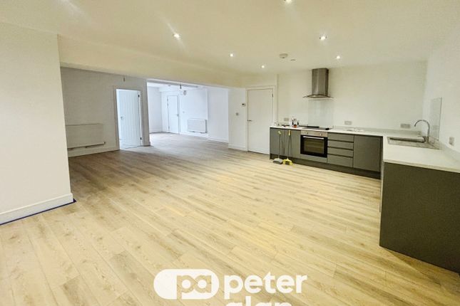 2-bed flat on Pontyclun, £1,150/mo