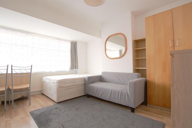 Studio to rent in Middleton Avenue, Greenford