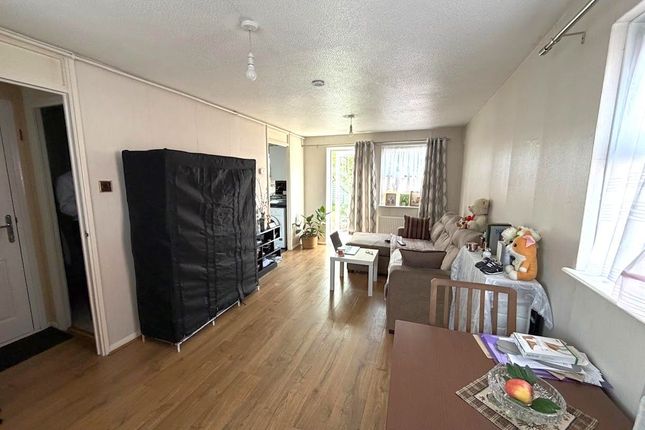 36, Padbury Close, Feltham photo 2