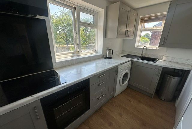 64, LONGCROFT ROAD, THATCHAM photo 4