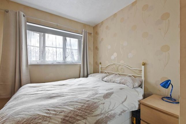 Flat for sale in Kingfisher Way, London