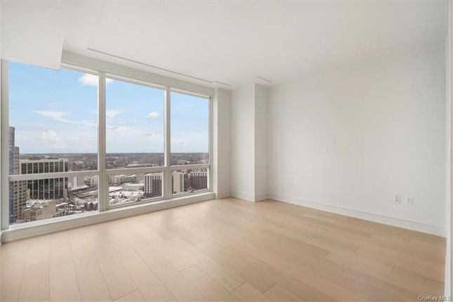 Town house for sale in 1 Renaissance Square #32A, White Plains, New York, United States Of America