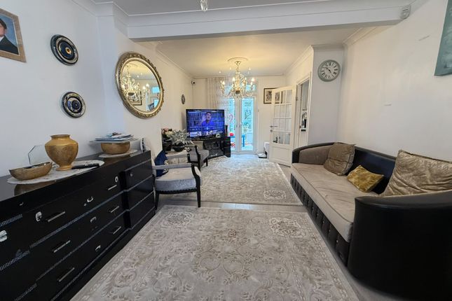 152 Sewardstone Road, Chingford photo 2