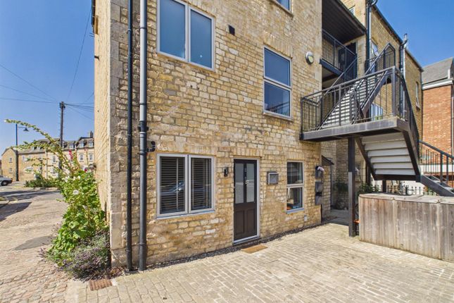 2, 4 Brownlow Terrace, Stamford photo 2