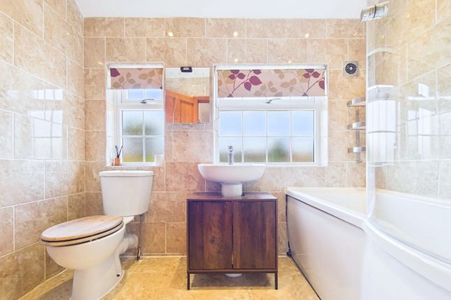 112 Fullarton Crescent, South Ockendon, Essex photo 4