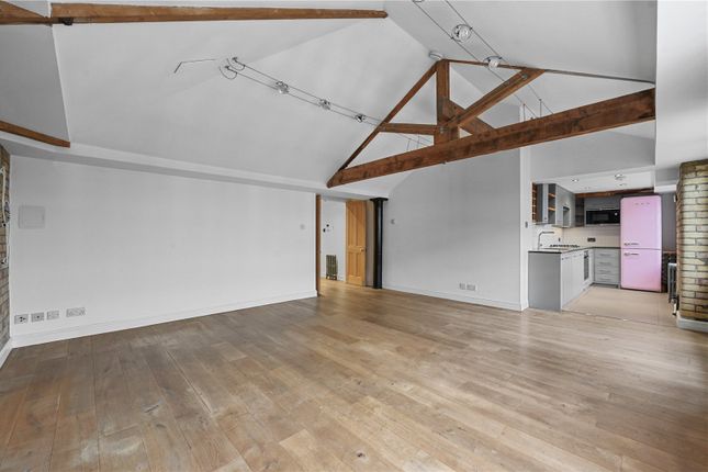 Flat for sale in Wapping Wall, London