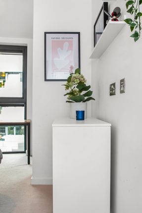 Flat for sale in Hawthorne Crescent, London