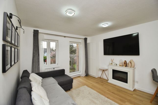 Flat 21/Springfield Court, Forsythia Close, Ilford photo 2