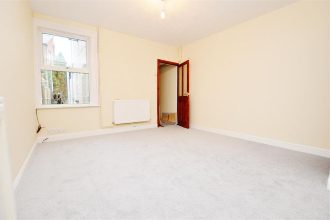16, Cardiff Road, Berkshire photo 4