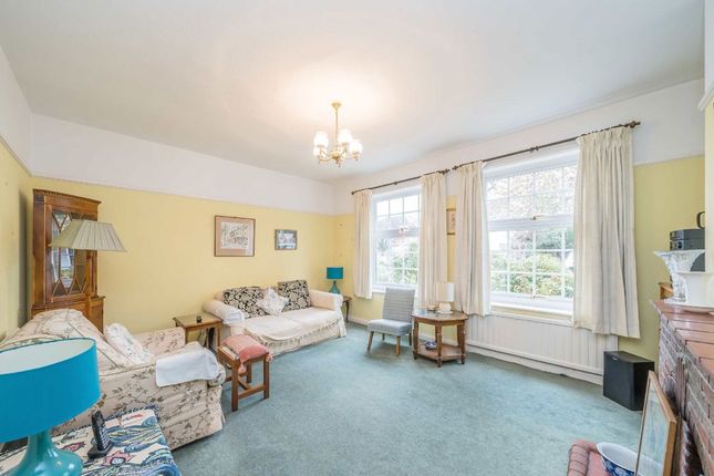 15, Queens Way, Feltham photo 2