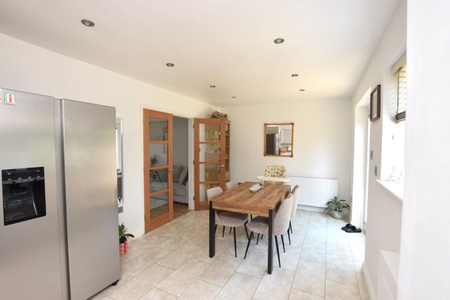 2, Mitchell Close, Huntingdon photo 4
