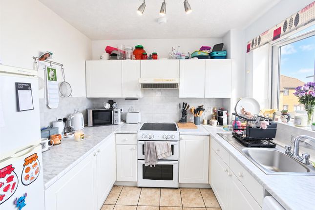 67, St Matthews Court, Gosport photo 3