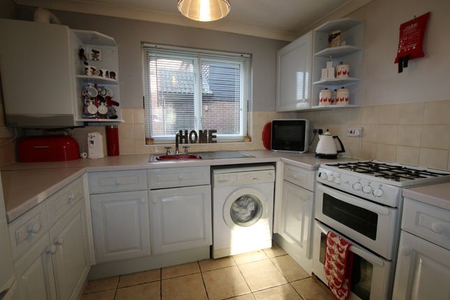 39, Albany Park, Colnbrook photo 2