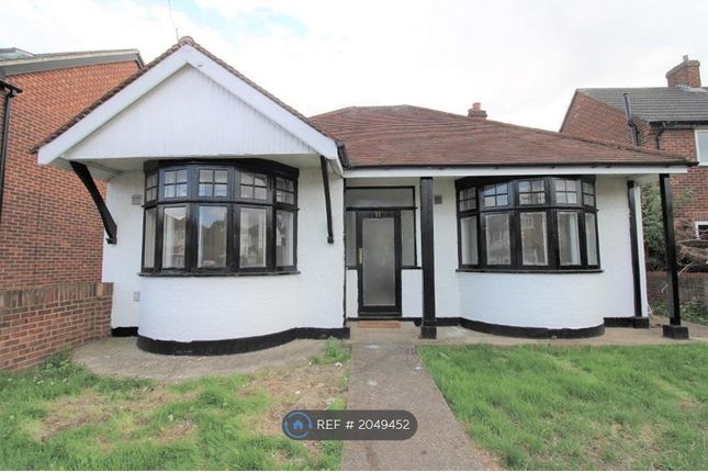 Bungalow to rent in Doghurst Avenue, Harlington, Hayes