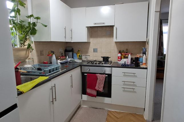 3, Harriet Way, Bushey photo 2
