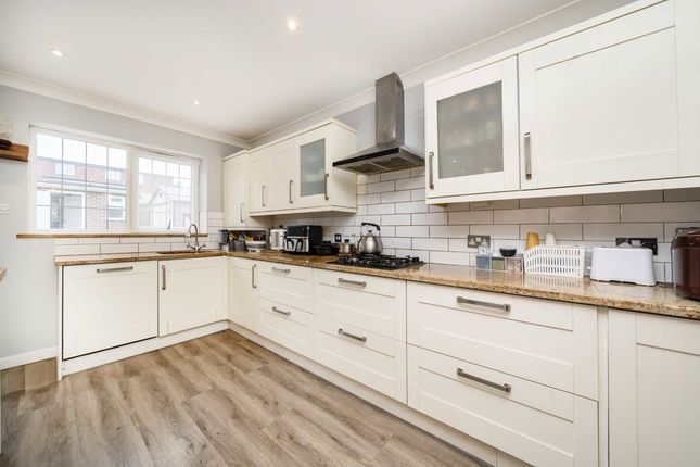 8, Howard Close, London photo 4