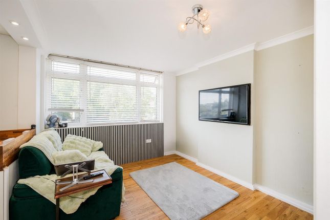 11, Gardner Close, Wanstead photo 2