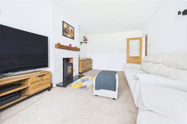 29, Deben Crescent, Swindon photo 3
