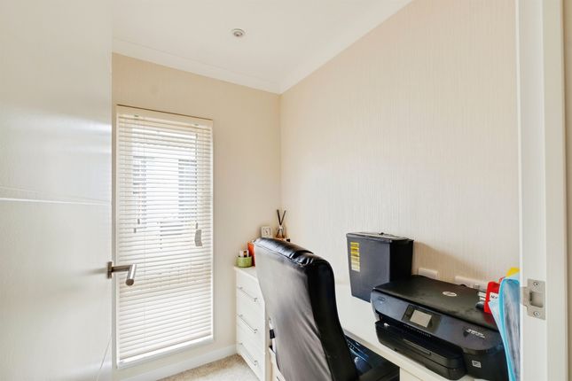 6, Maple Walk, RINGWOOD photo 4
