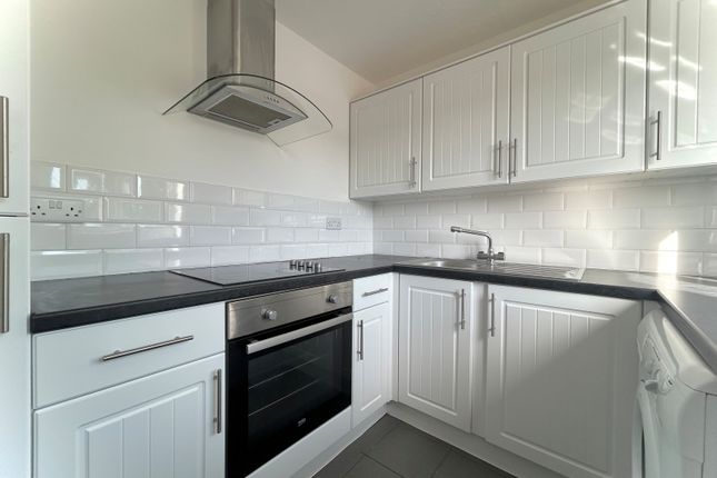 Flat 3, 2 Primrose Close, Hackbridge, Surrey photo 4