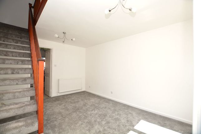 14, Frogmore Close, Slough photo 2