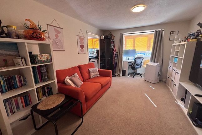 7 Amber Court,, Redan Gardens, Hampshire photo 2