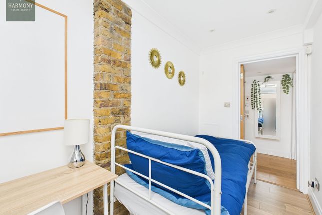 Flat 1, 246, Lavender Hill, London photo 4