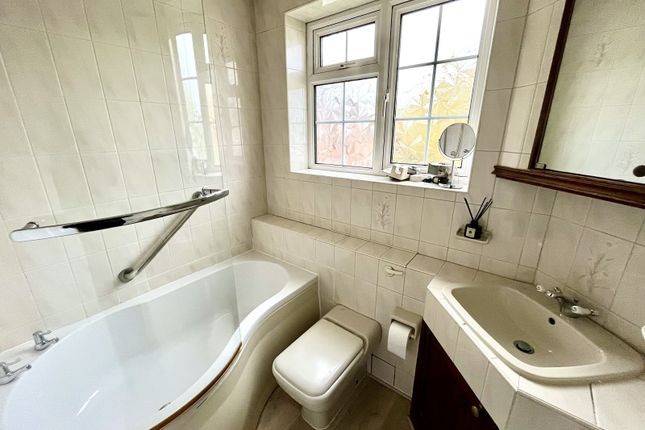 4, Gladeside Close, Chessington photo 4