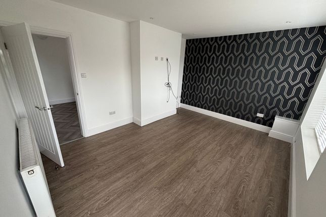25 Brundall Oval, Stoke-On-Trent photo 3